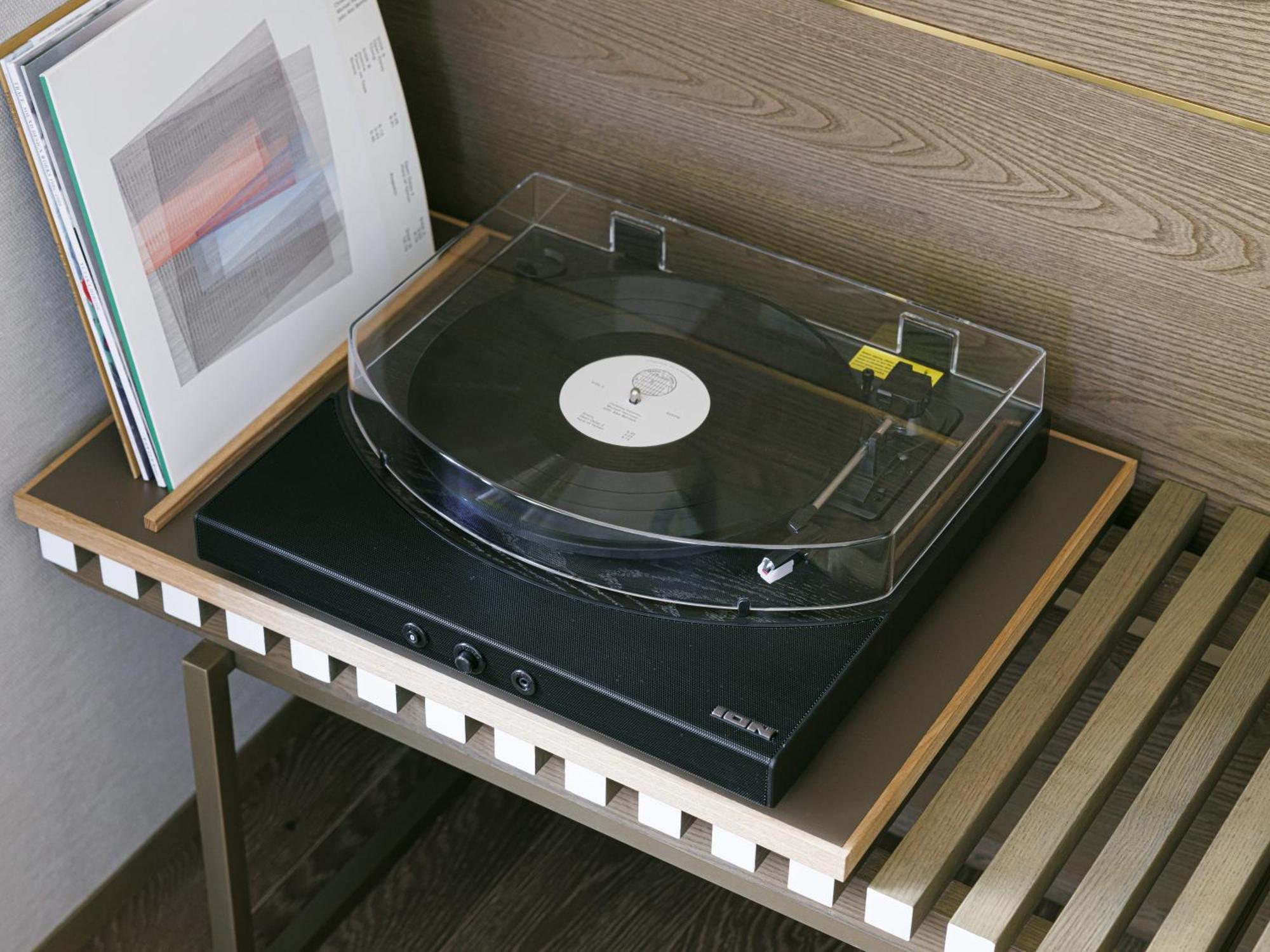 Good Nature Hotel Quioto Quarto foto A turntable